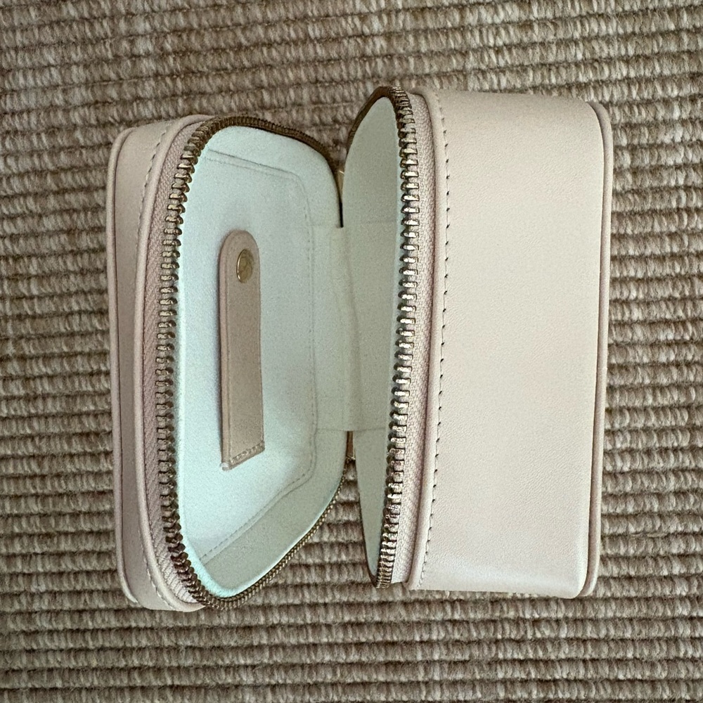 Essential Tech Case - Picture 4 of 7